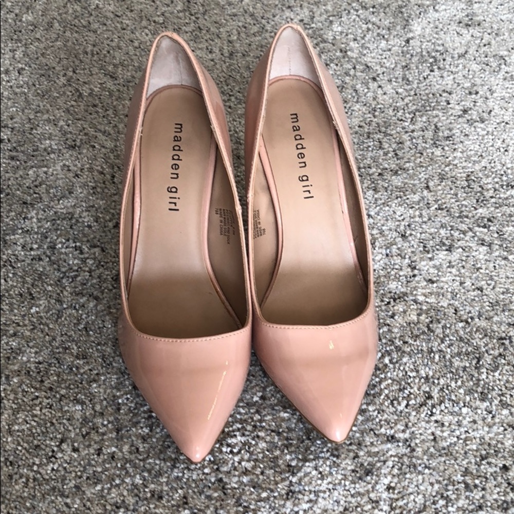 Nude pumps